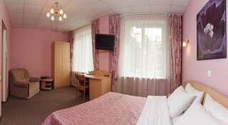 Гостиница Ингрия Колпино Стандартный двухместный номер с 1 кроватью или 2 отдельными кроватями и балконом-1