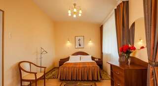 Гостиница Ингрия Колпино Улучшенный двухместный номер с 1 кроватью и балконом-1